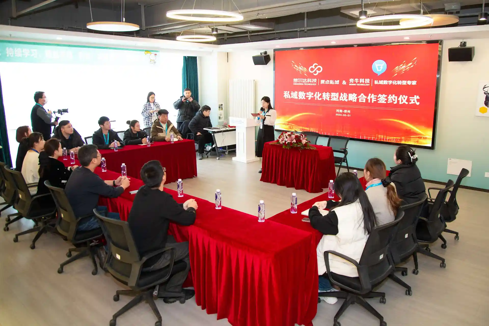 夯牛科技团队合影